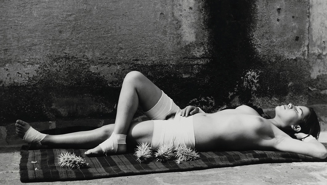 Foto preta e branca de homem deitado no chãoO conteúdo gerado por IA pode estar incorreto.